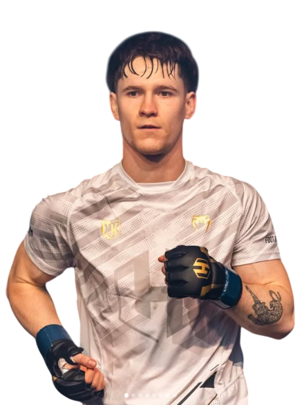 Sebastian Ratajczyk w pozie flex, prezentuje formę sportową